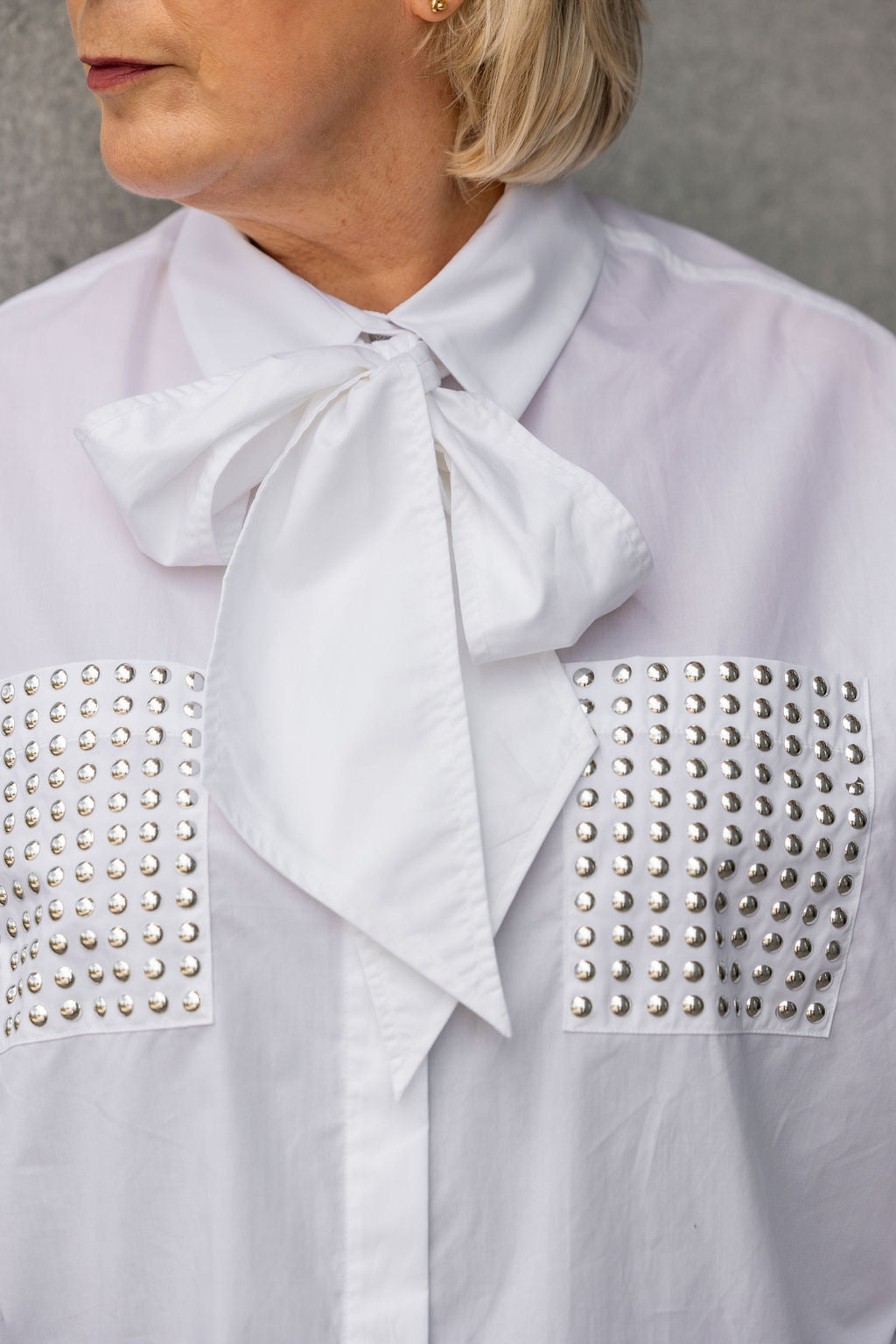 4619 - Poplin blouse met strik en studs