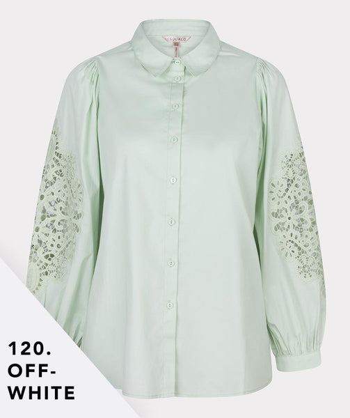 SP24.14035 - Doorknoop blouse met opengewerkte mouw