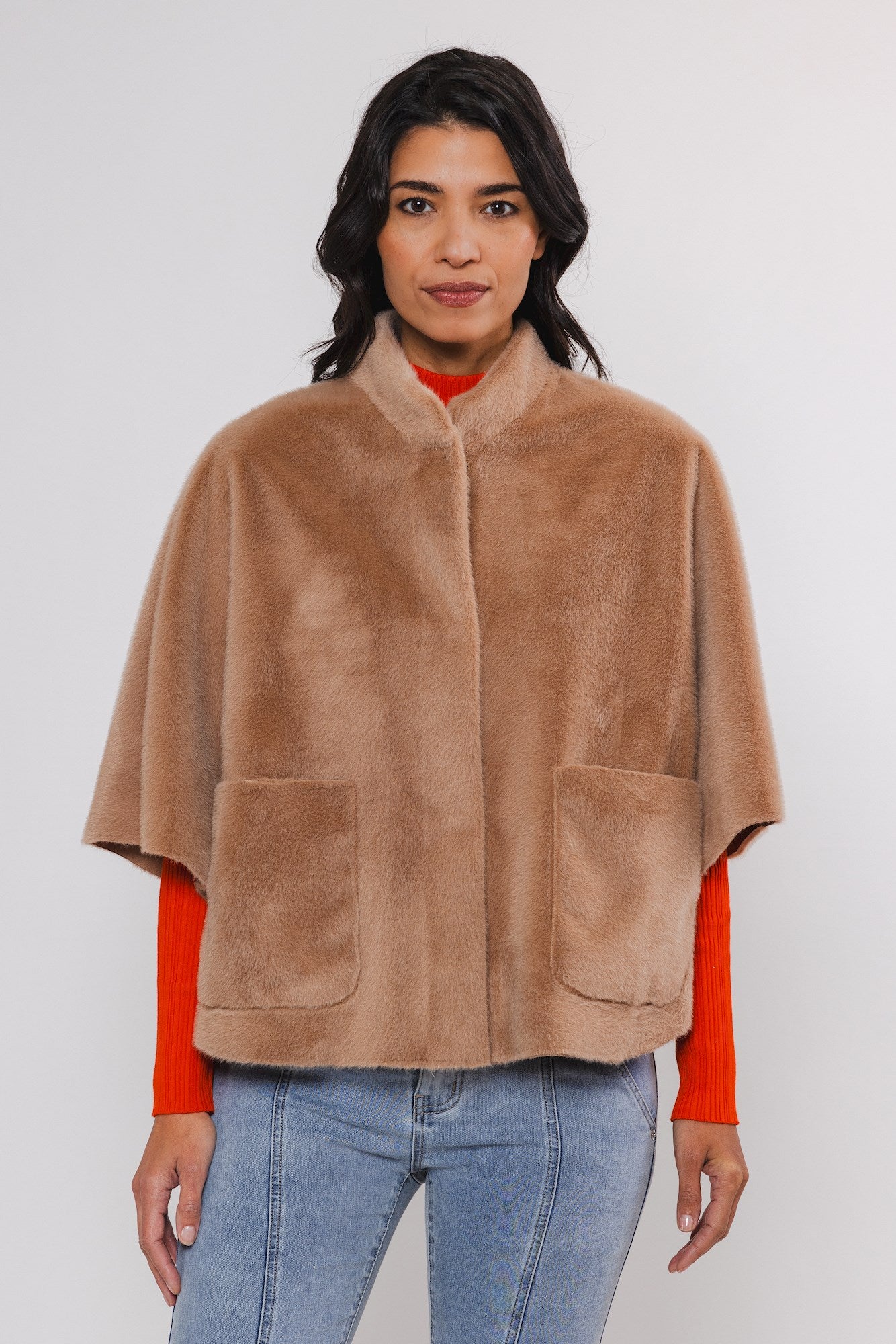 Dewi.7002410/11 - Faux fur cape jasje met opgestikte zakken