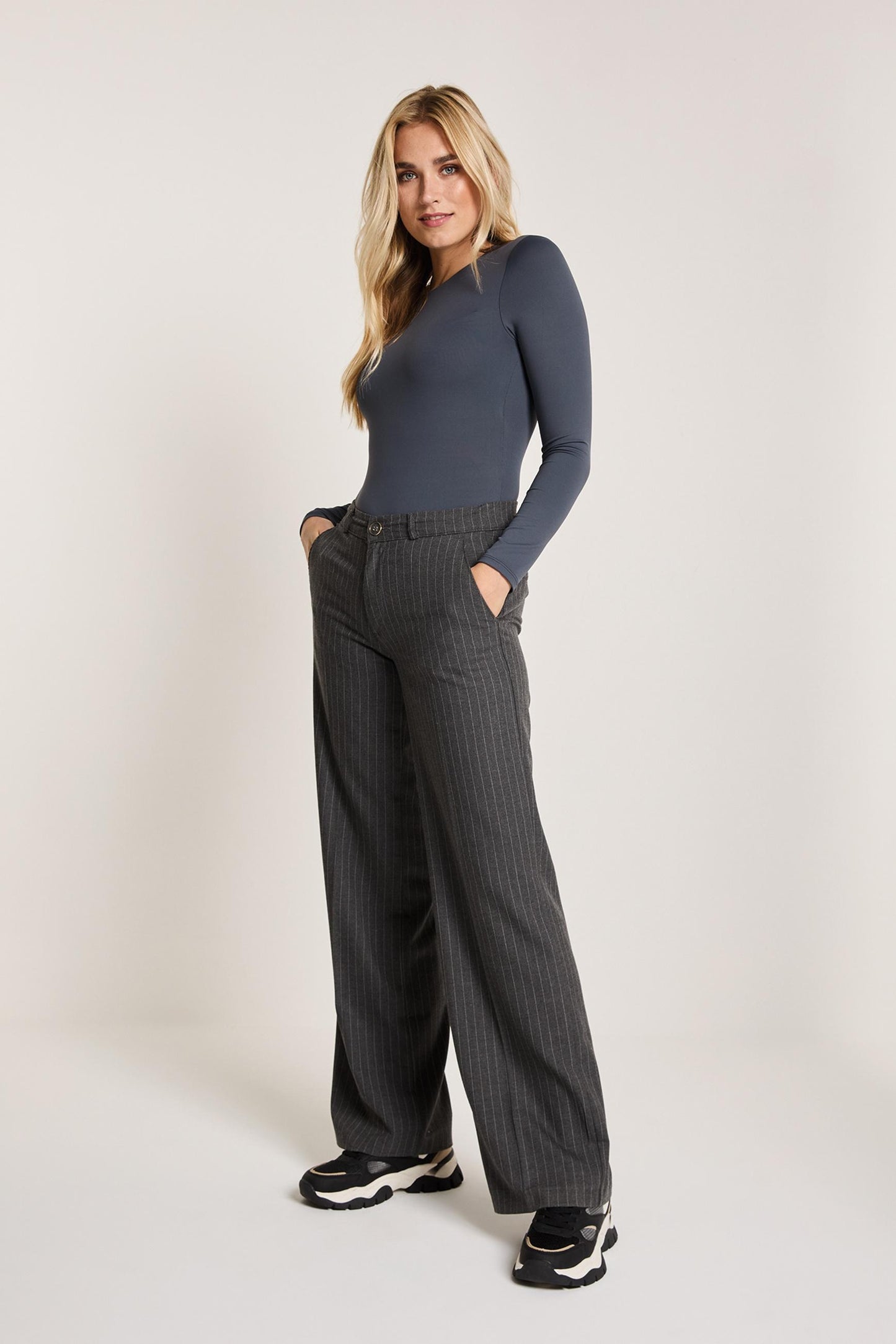 FW241.232311 L32 - Mira wideleg pantalon city pinstripe