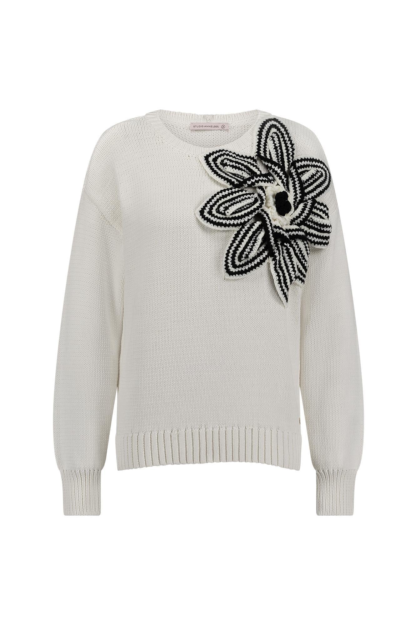 11904 - Valerie chunky pullover met bloemdetail